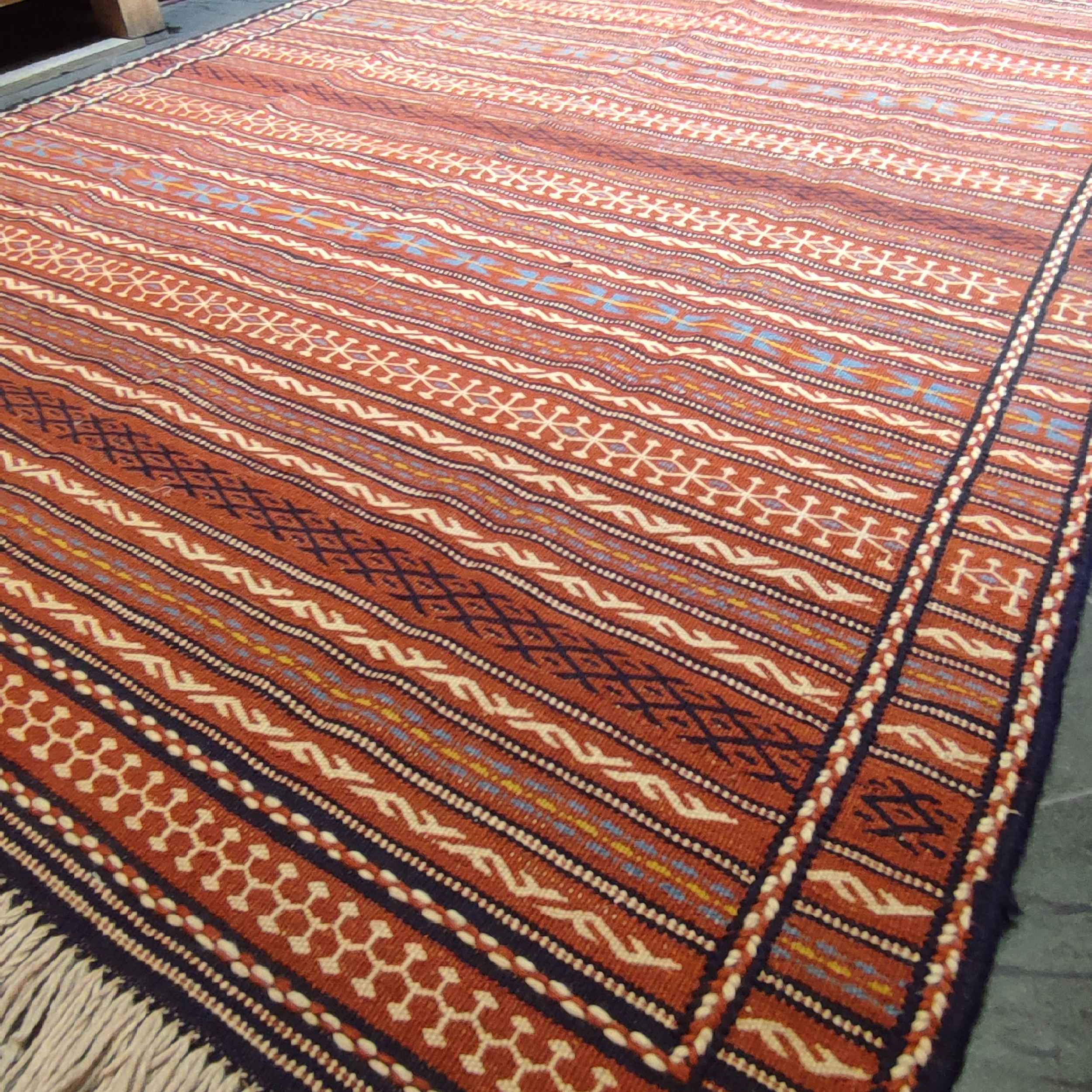 Tapis Kilim en laine persane authentique tissé à la main traditionnellement Rayé