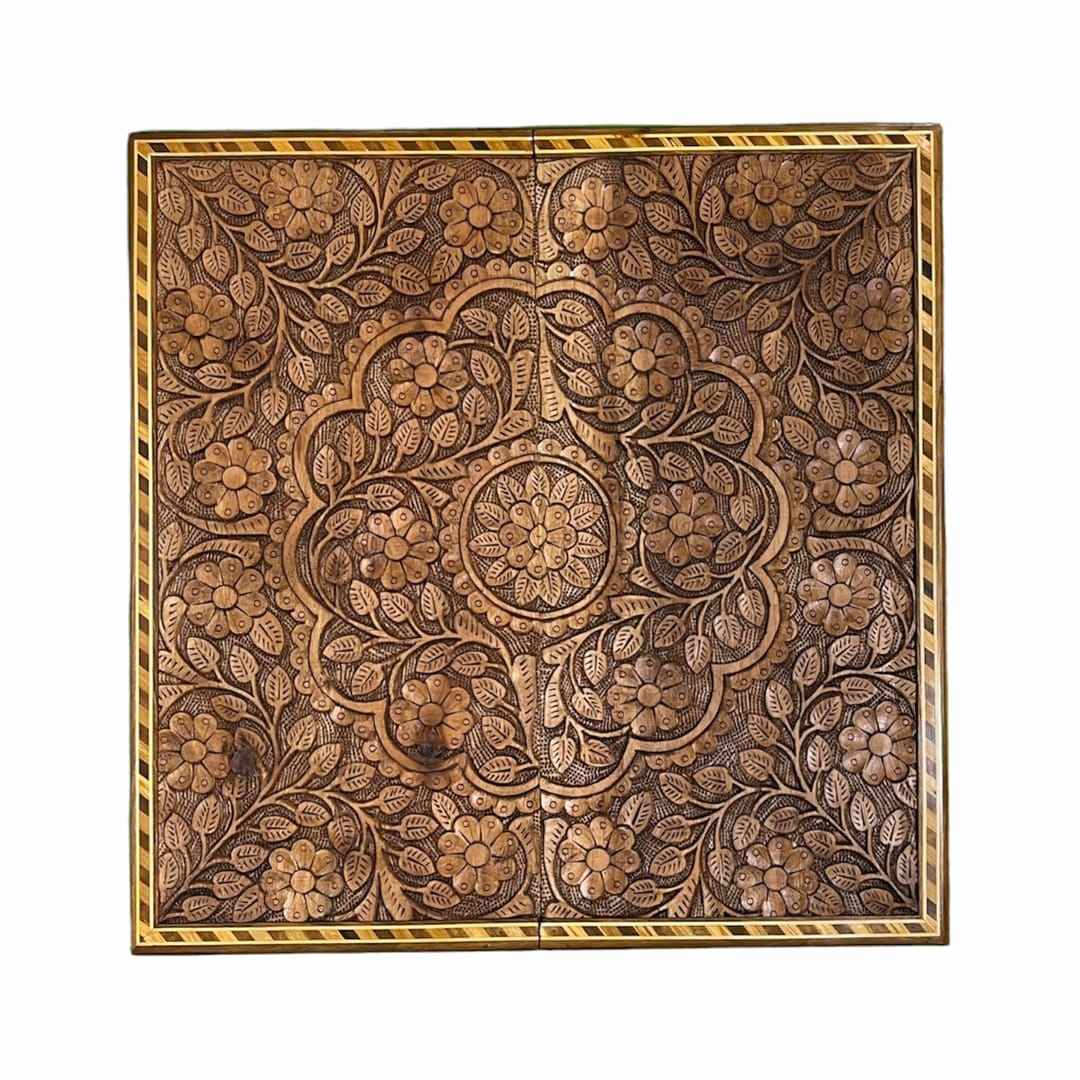 Plateau de Backgammon Fait Main avec Motif Floral Complexe en Noyer