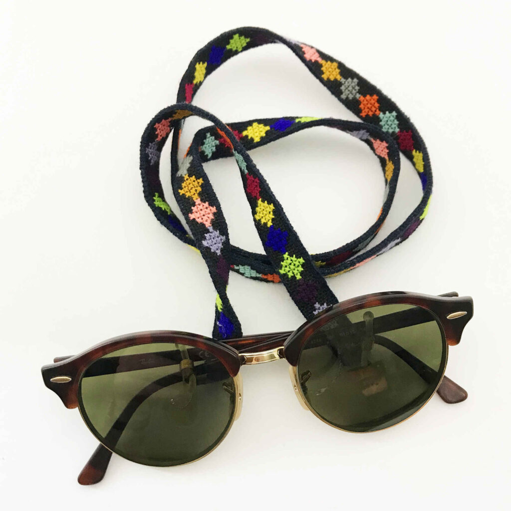 Sangle de lunettes artisanale – Élégante broderie baloutche