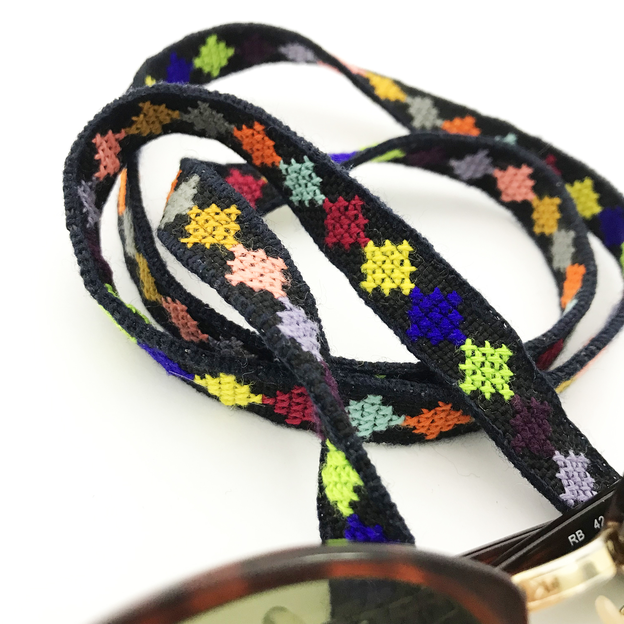 Sangle de lunettes artisanale – Élégante broderie baloutche