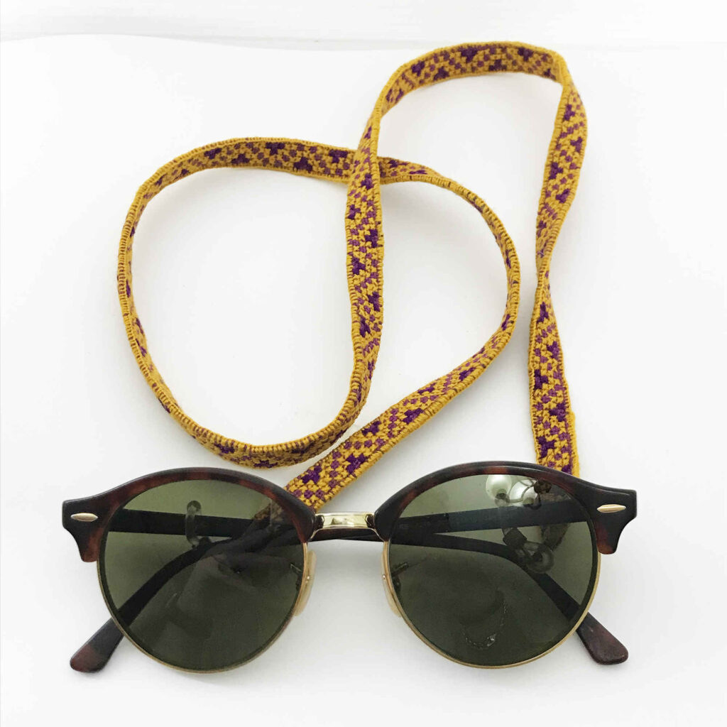 Sangle de lunettes artisanale – Broderie baloutche jaune & violette