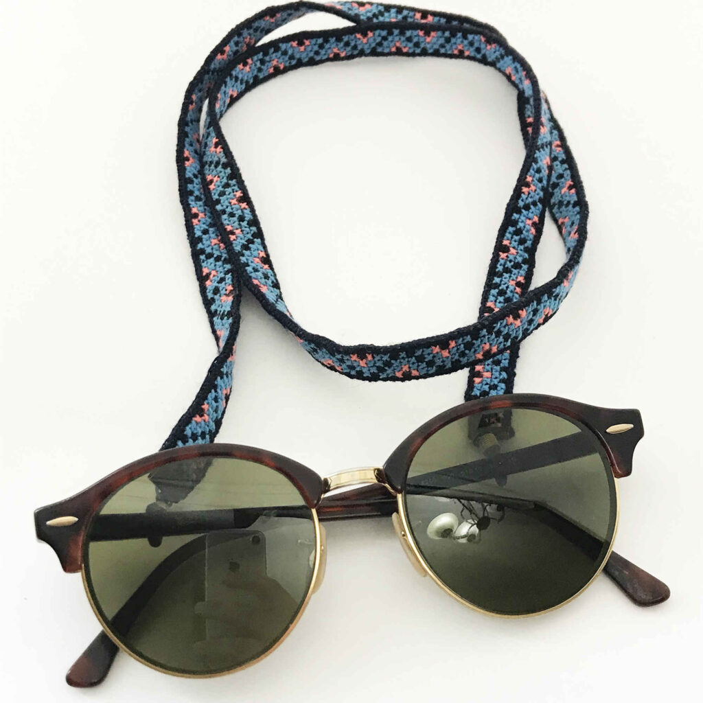 Sangle de lunettes artisanale – Broderie baloutche détaillée