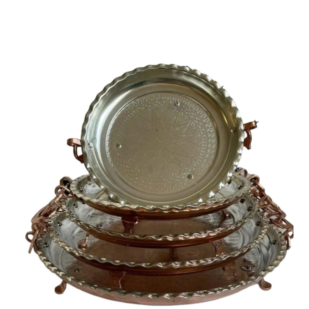 Plat de Service Persan en Cuivre Martelé sur Pied