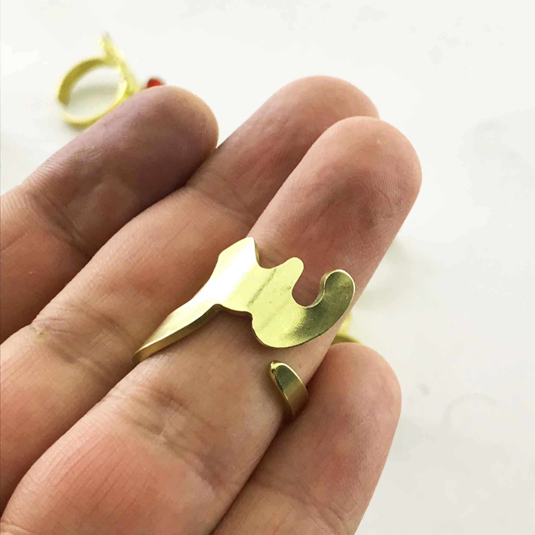 Bague Chevalière en Laiton Persan pour Femmes avec Design de Lettres