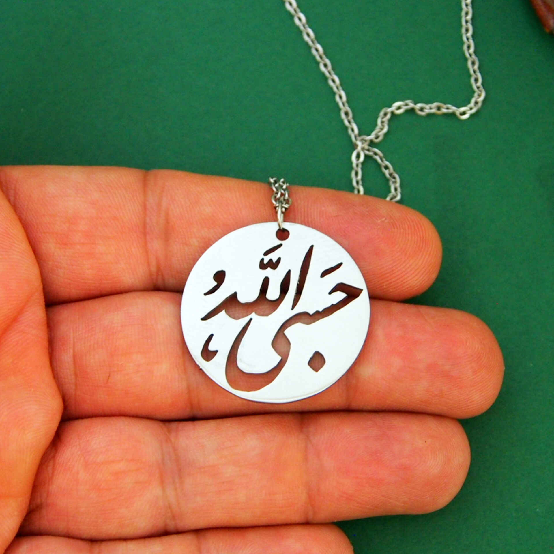 Collier islamique en acier avec médaillon Calligraphie Hasbi Allah