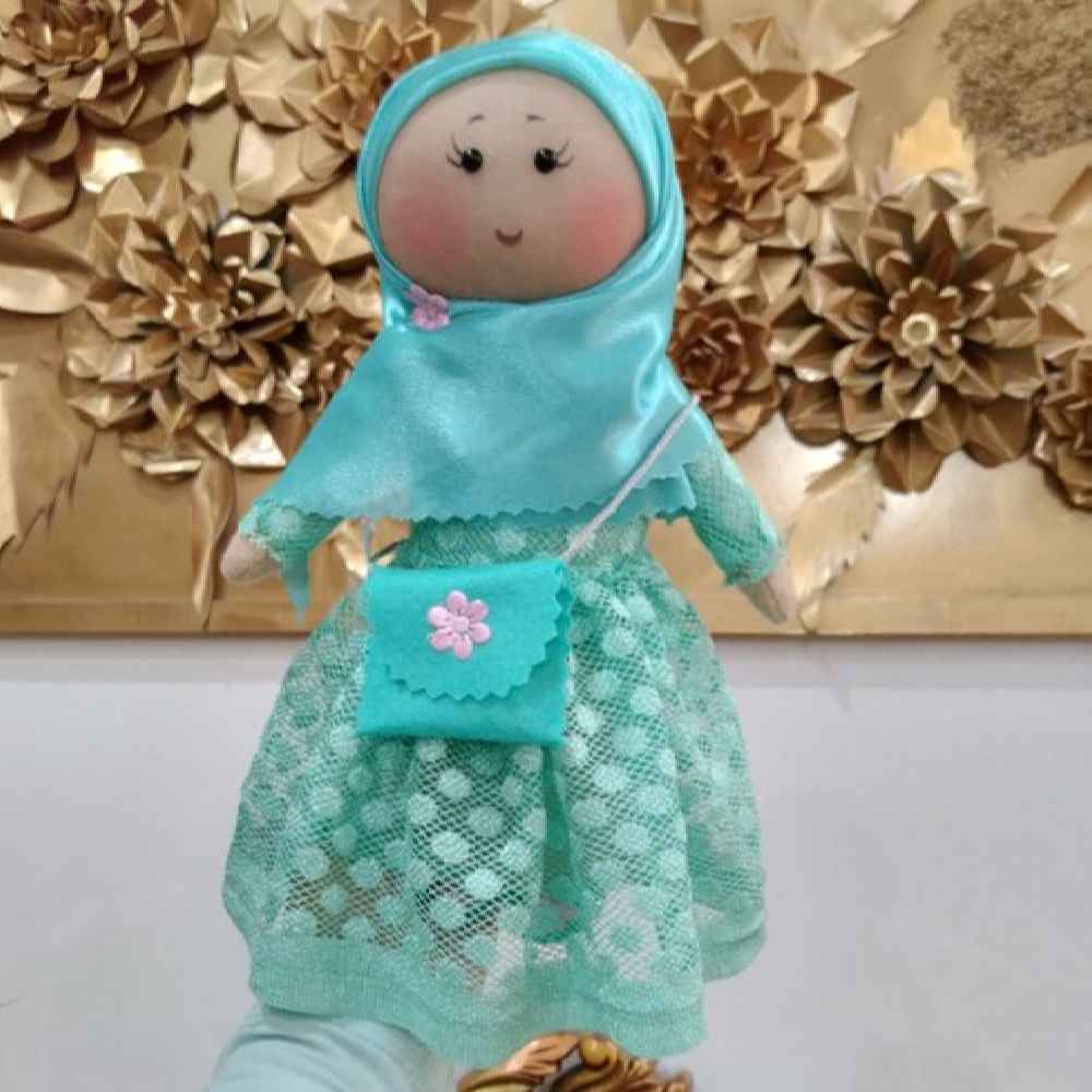 Poupée Musulmane Reyhaneh avec Hijab et Sac – Idéale pour Offrir | Jouet Islamique Fait Main