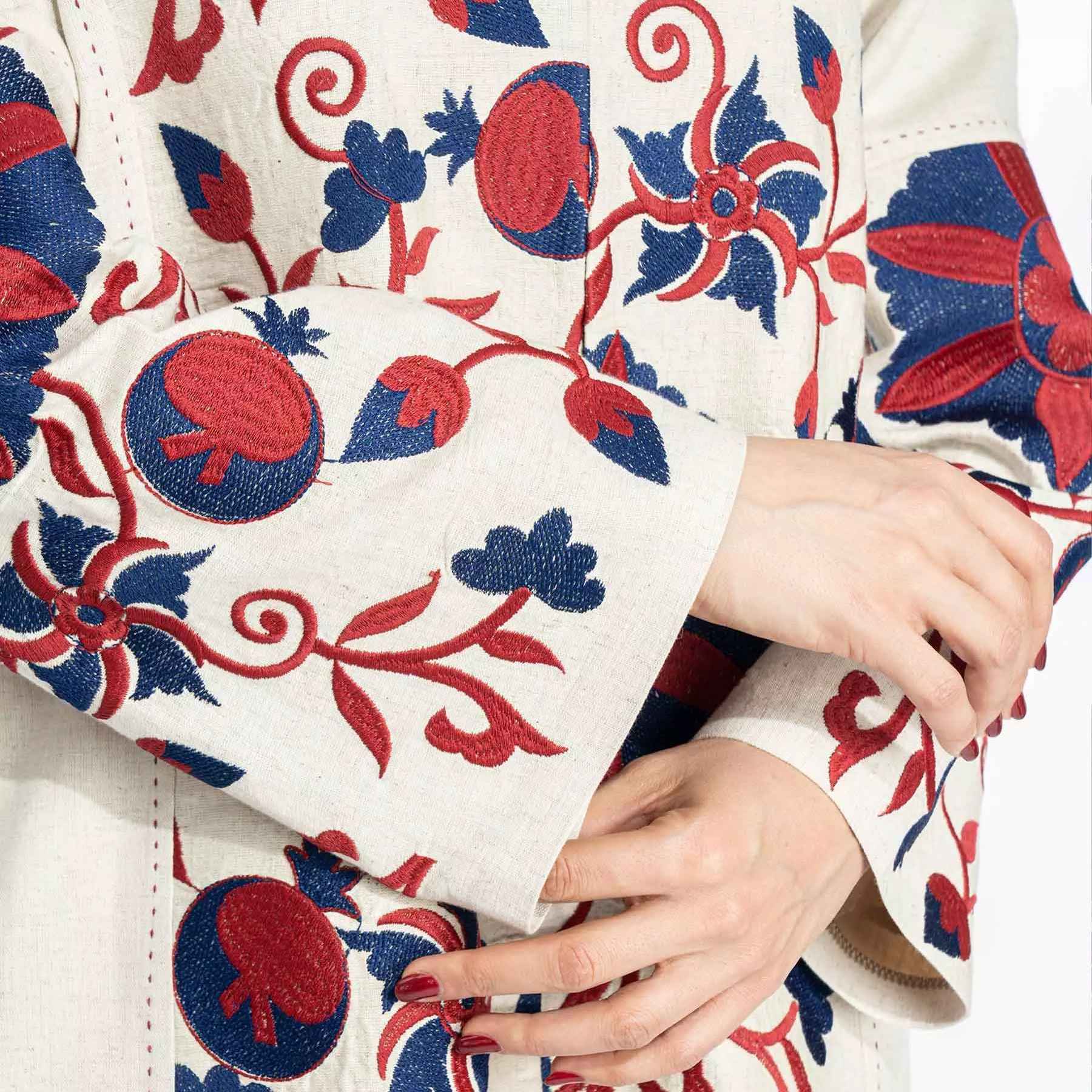 Manteau persan traditionnel crème et rouge pour femme