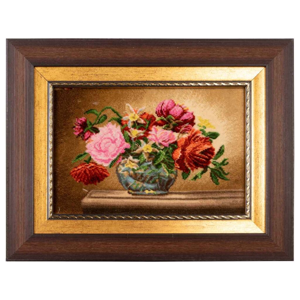 Tapis persan figuratif noué à la main représentant des fleurs dans un vase