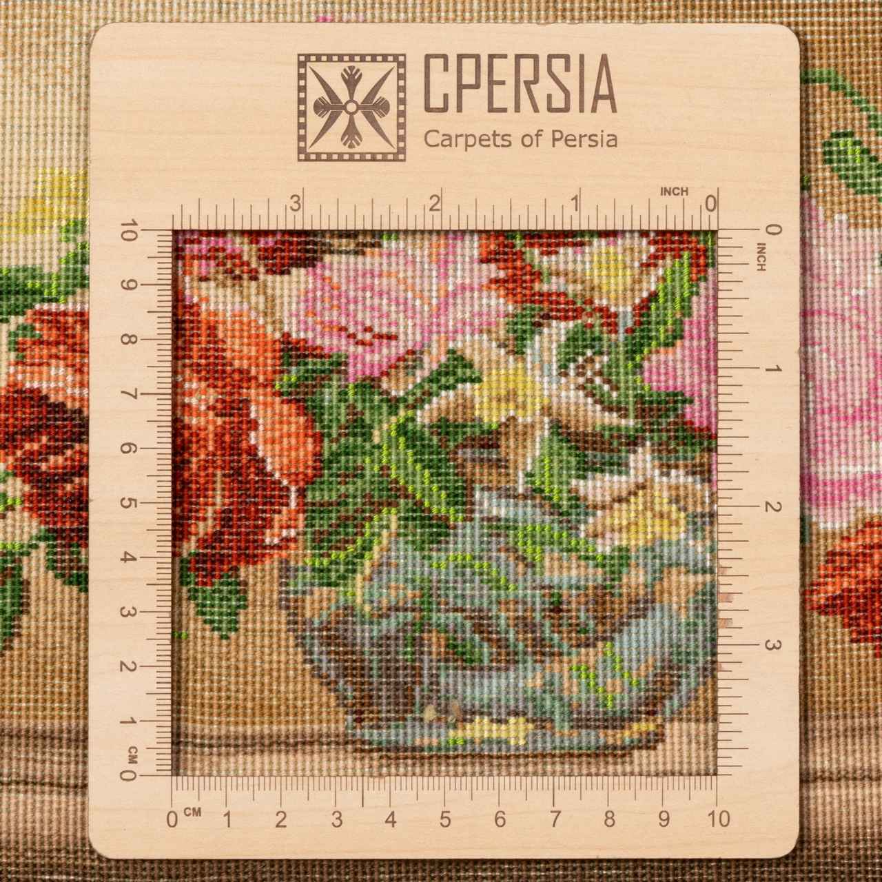 Tapis persan figuratif noué à la main représentant des fleurs dans un vase