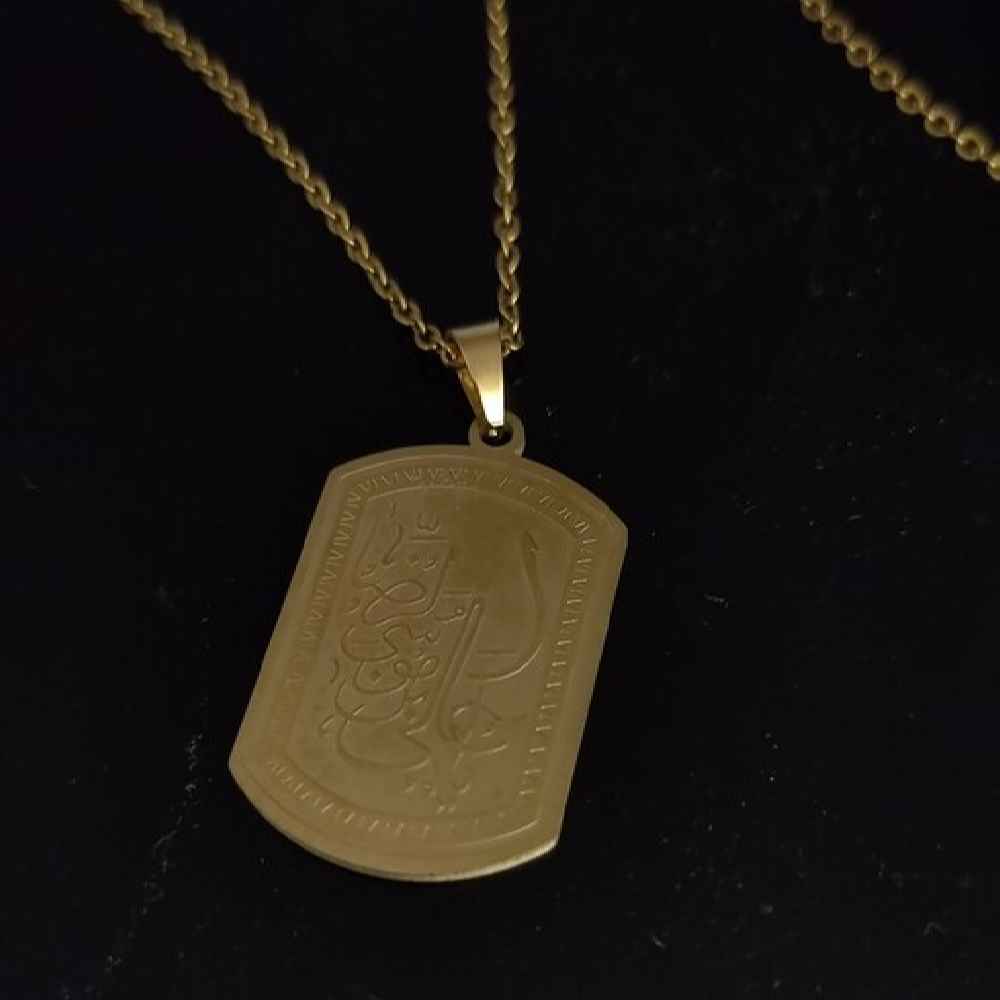 Collier islamique avec médaillon calligraphie Ya Ali Ibn Musa al-Rida en acier