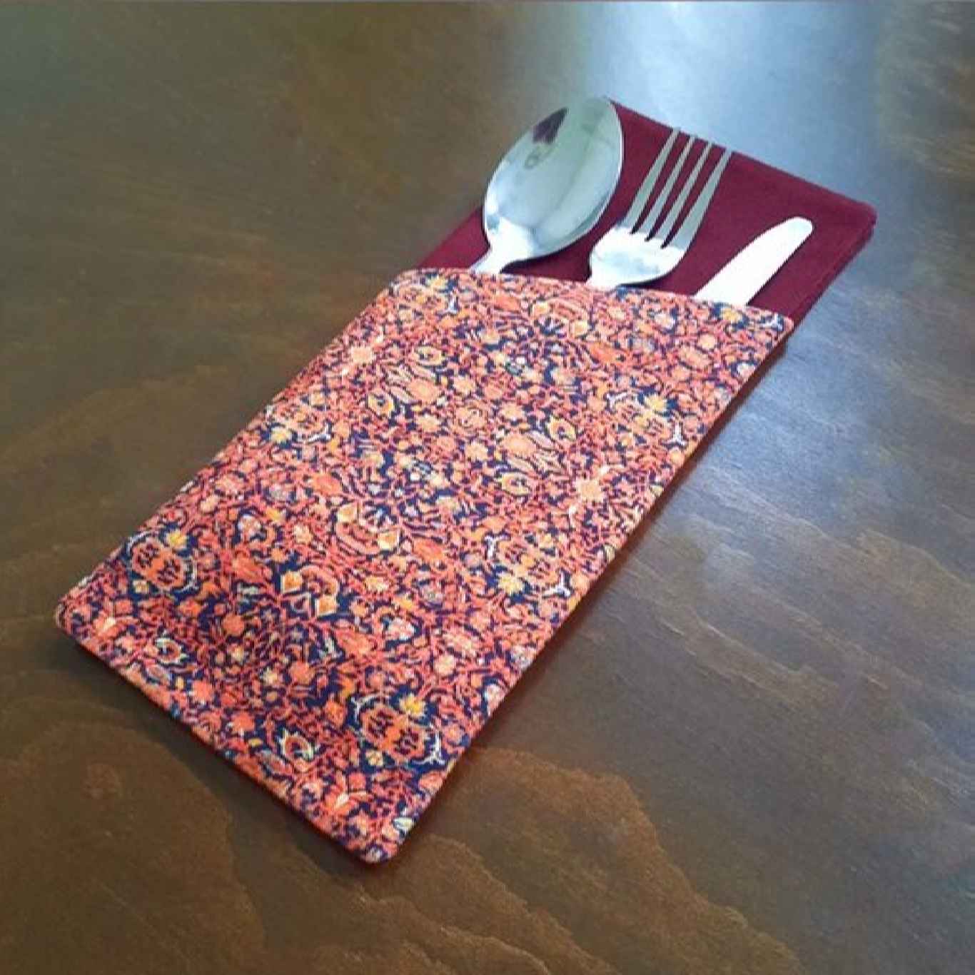 Pochette à couverts en velours avec motif de derviche tourneur – Décor de table unique