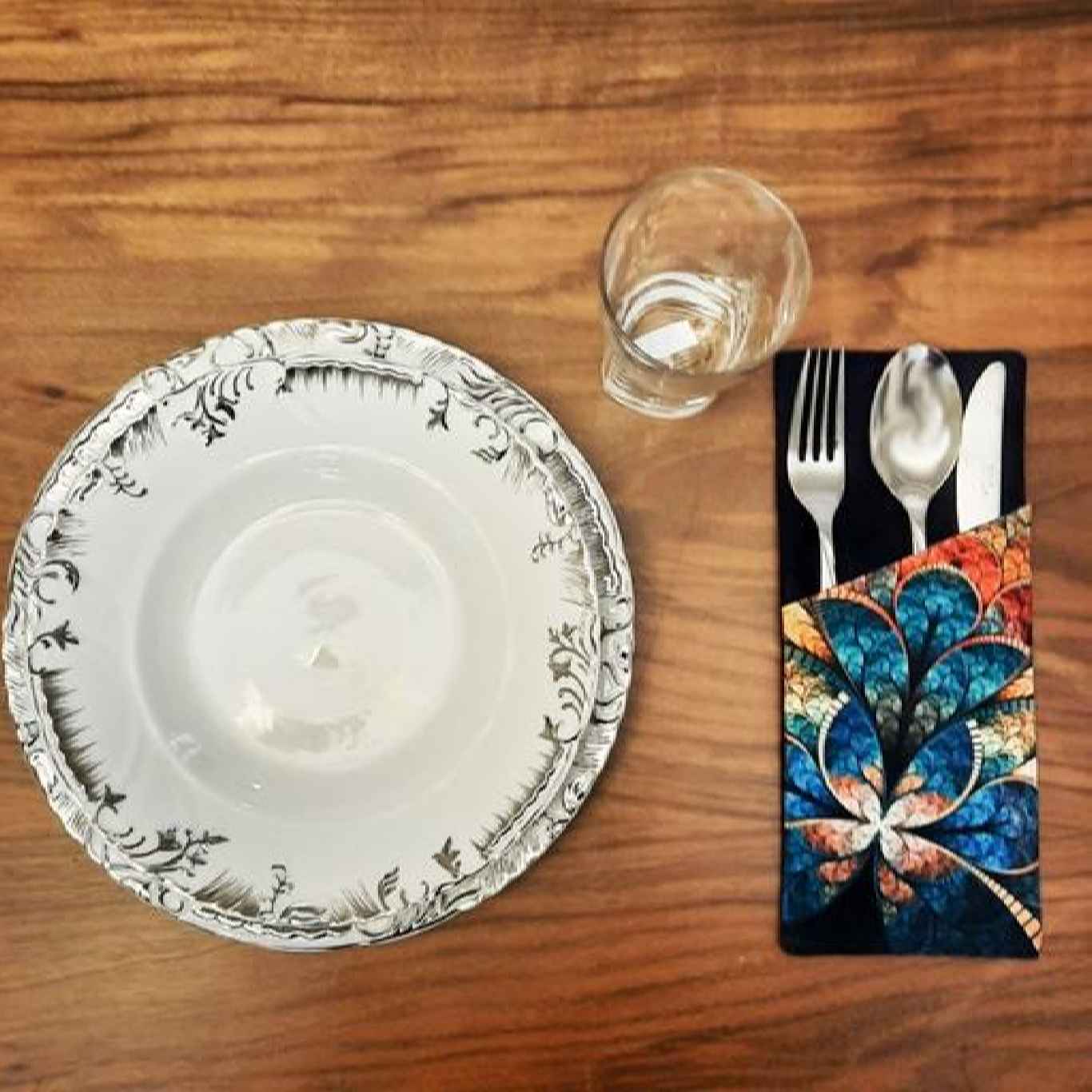 Pochette à couverts en velours avec motif floral – Mise de table élégante