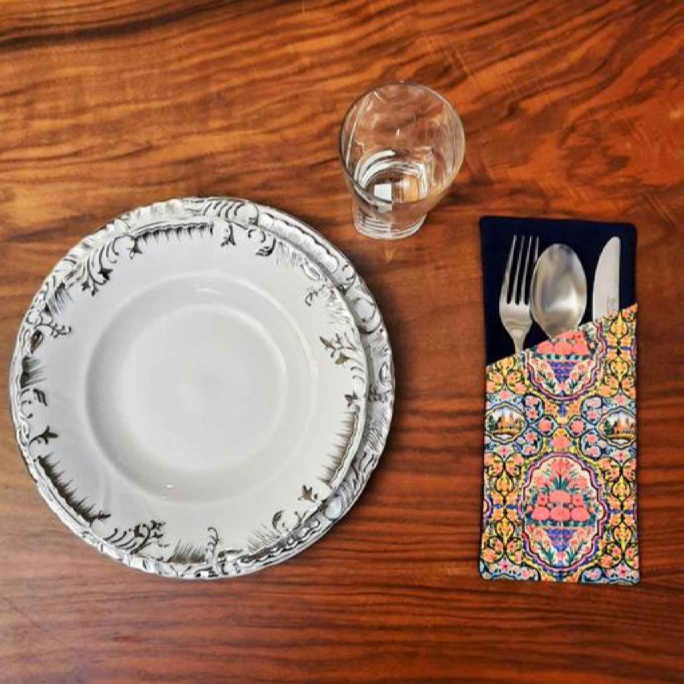 Pochette à couverts en velours – Motif floral complexe pour des mises de table élégantes