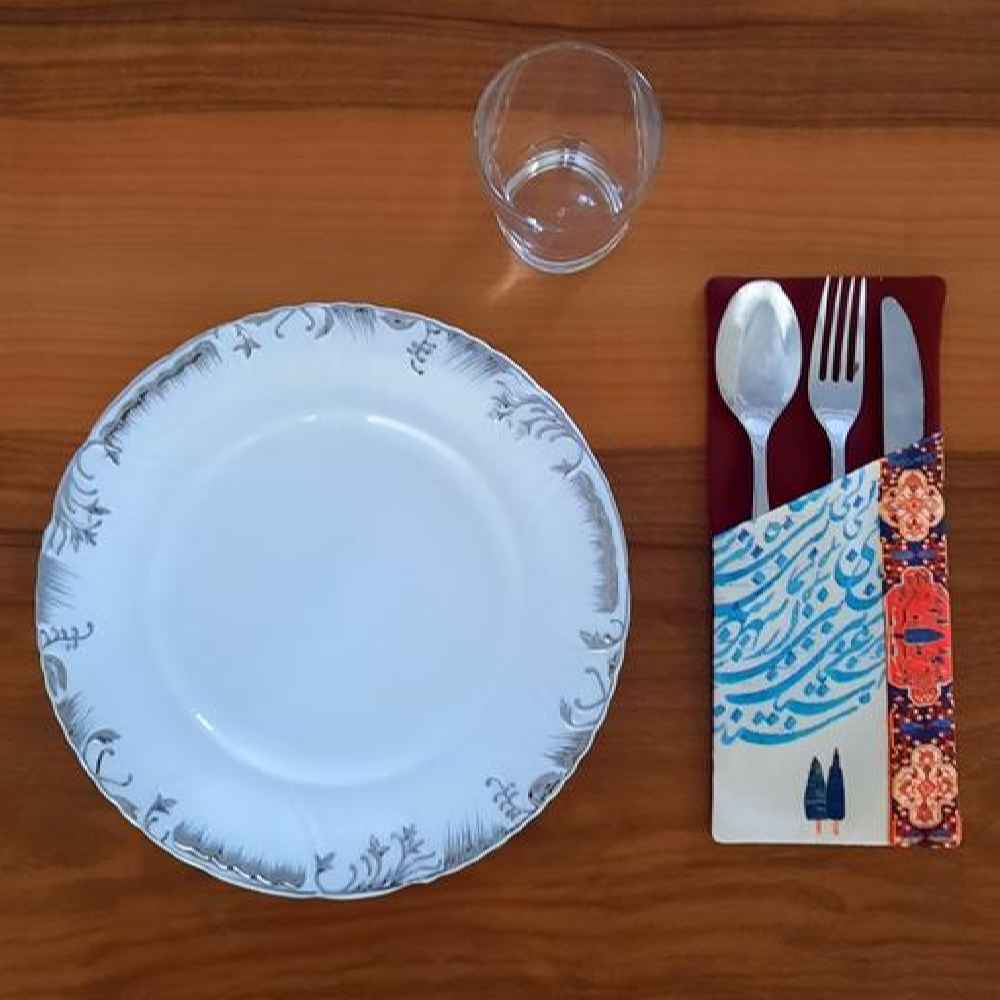 Pochette à couverts en velours avec calligraphie persane – Mise de table chic