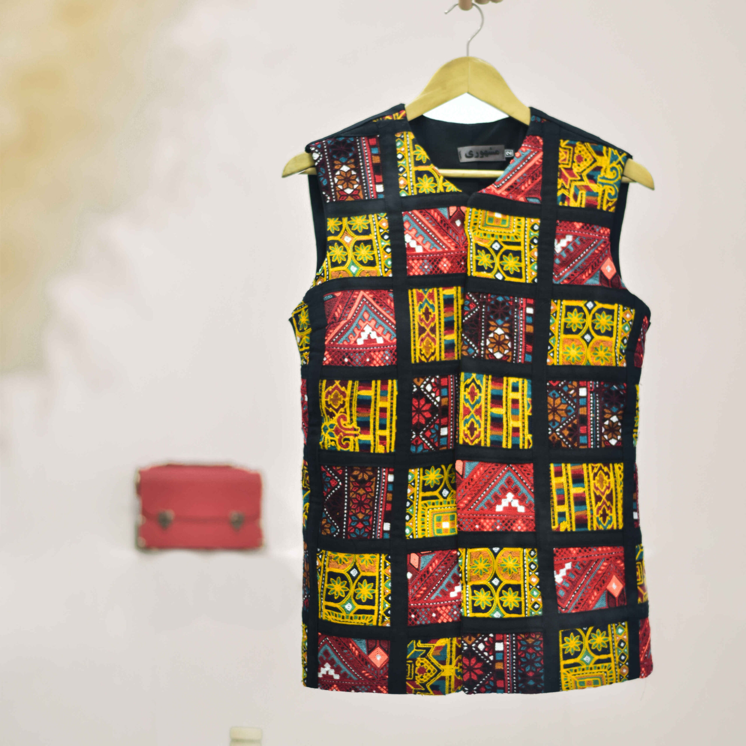 Gilet femme avec détails de broderie colorée persane