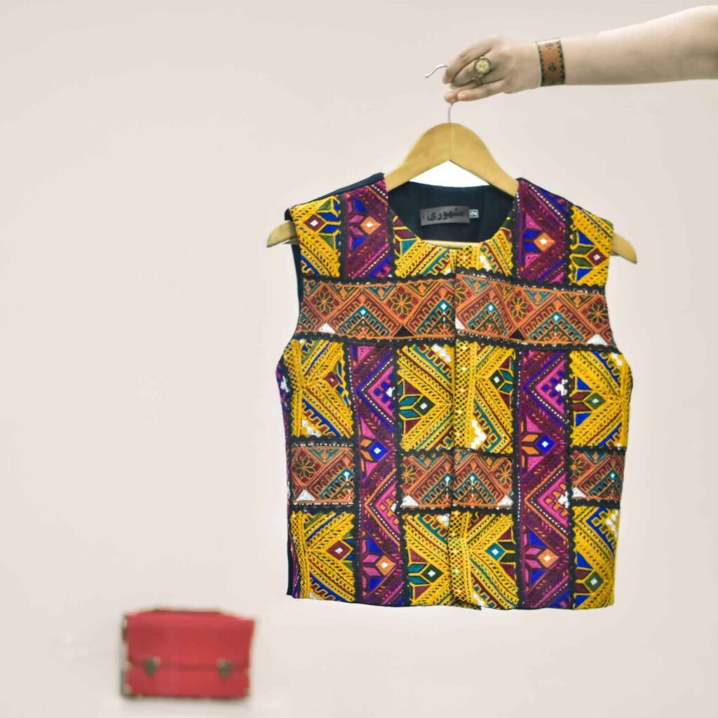 Gilet femme avec motif patchwork brodé d’inspiration persane