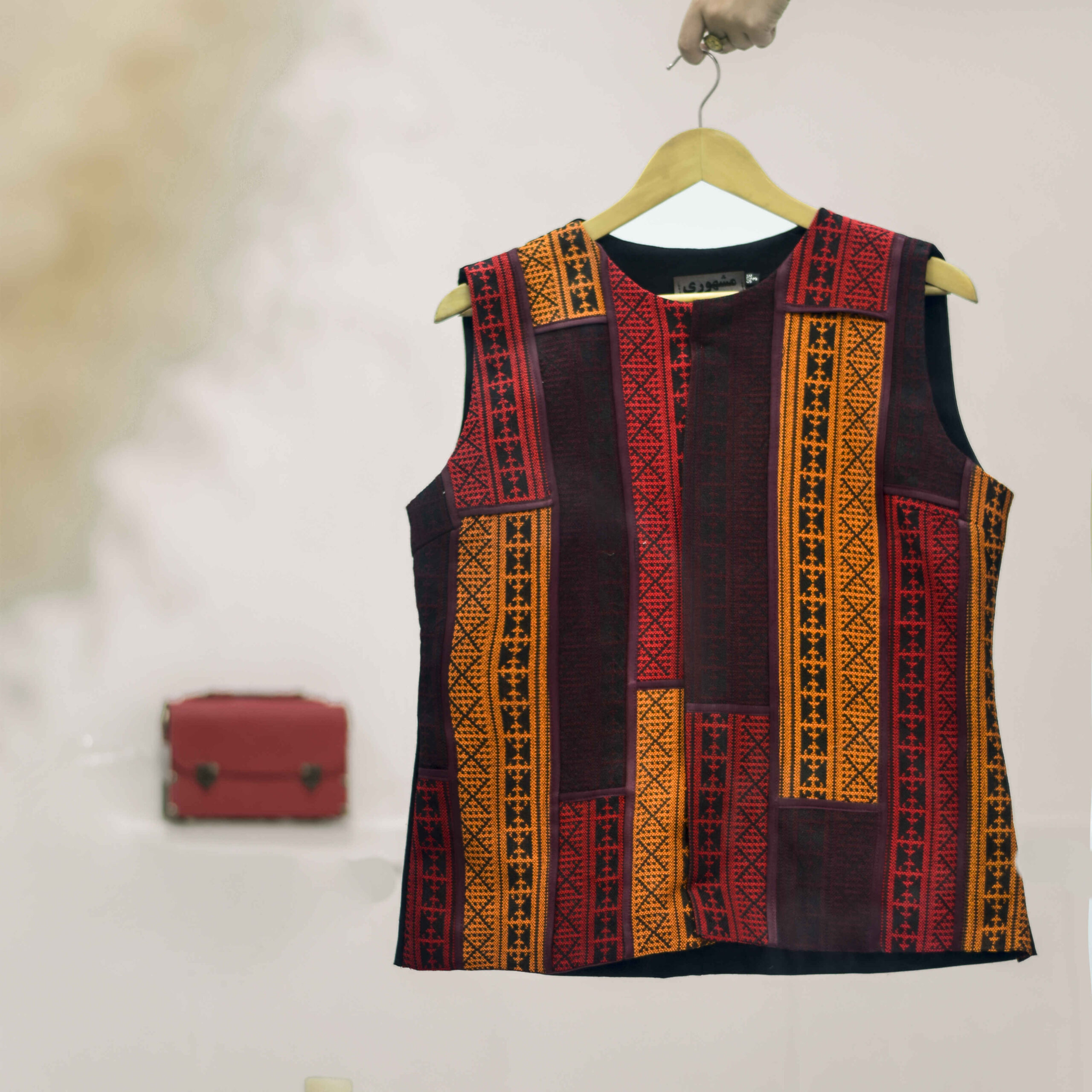 Gilet femme avec broderie inspirée de l’art persan