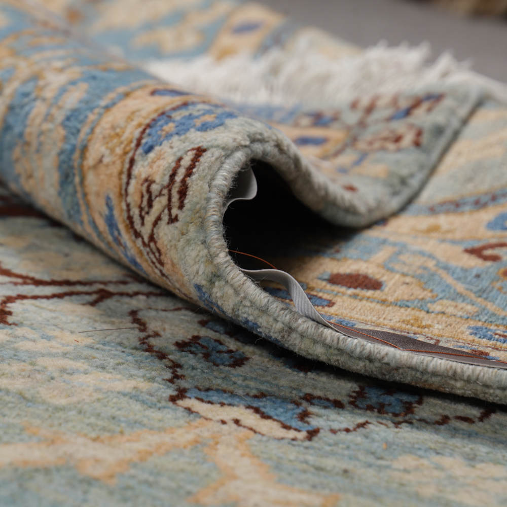 Tapis persan en laine noué à la main à Ispahan bordure florale bleu clair