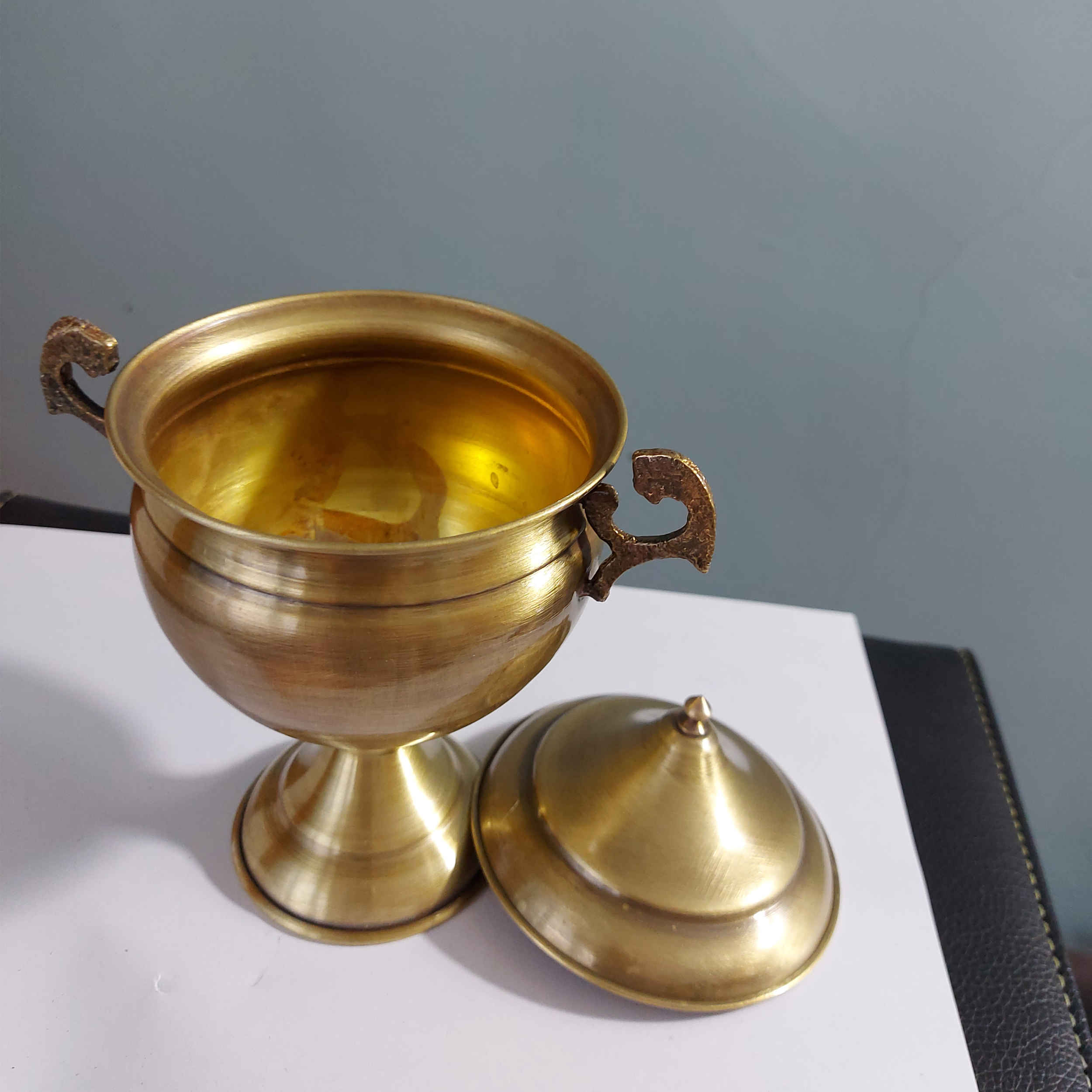 Bol à sucre en laiton persan fait main avec couvercle – Finition martelée traditionnelle