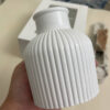 Vase décoratif en béton pour une rose ou une fleur, style rustique et moderne.