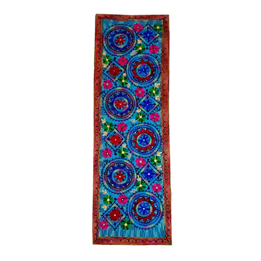 Chemin de Table Brodé à la Main Modèle Levi