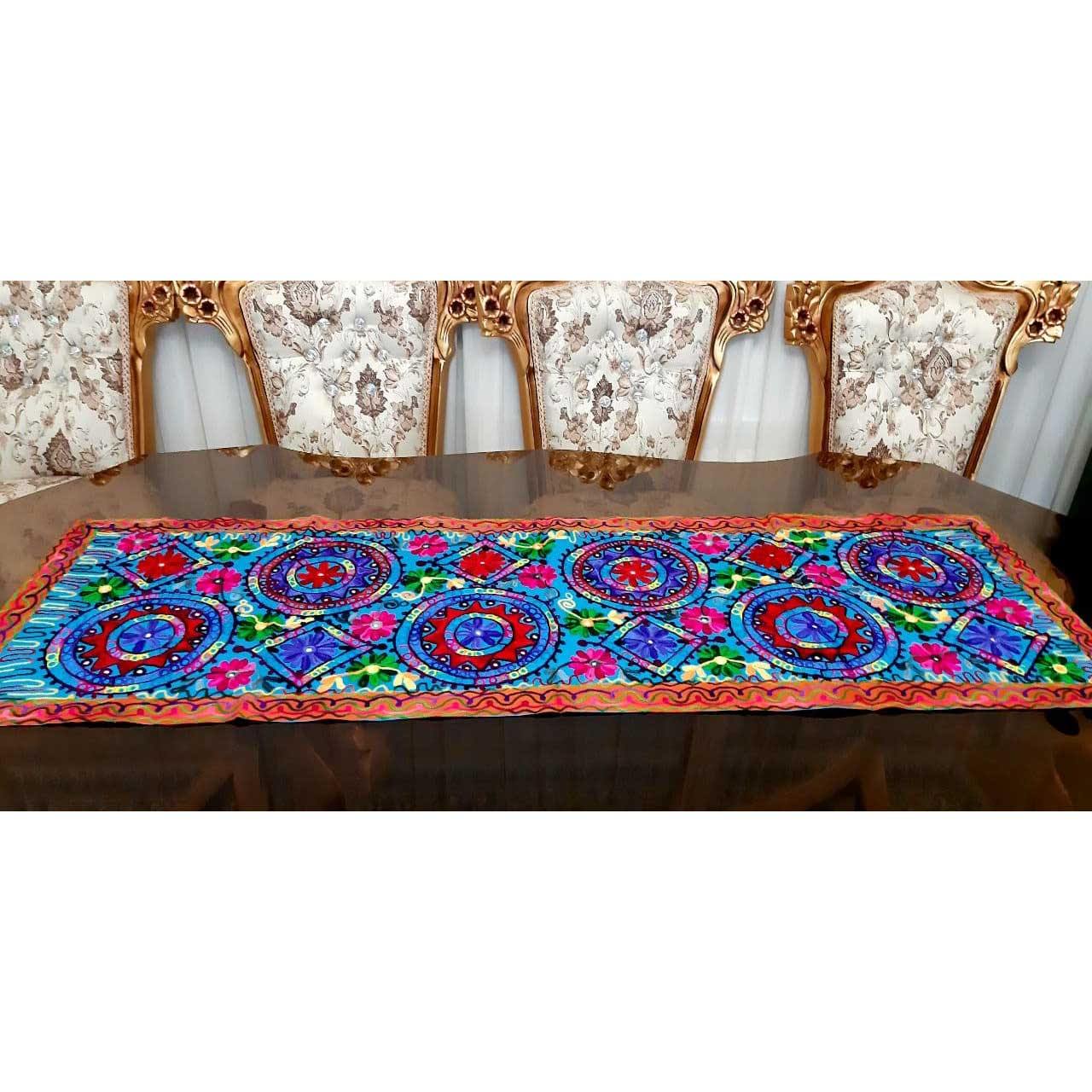 Chemin de Table Brodé à la Main Modèle Levi