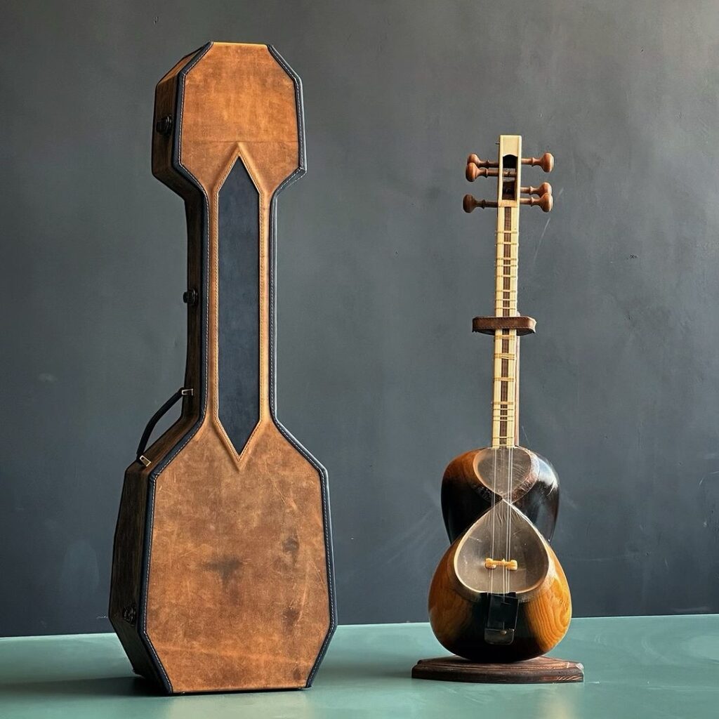 Étui Rigide Fait Main en Bois de Sapin et Cuir pour Instrument Tar Persan