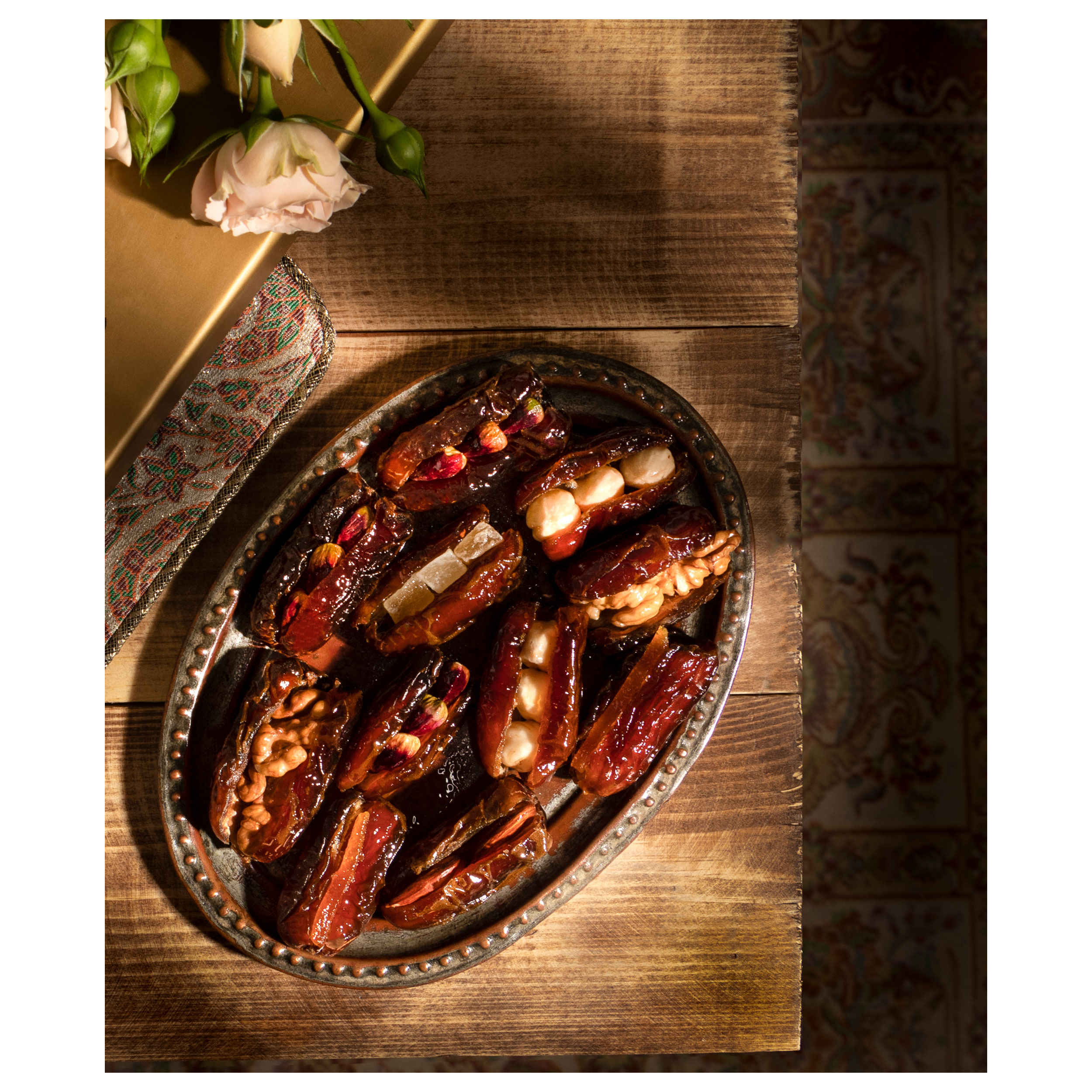 Dattes iraniennes séchées – variété Piarom farcies aux noix assorties