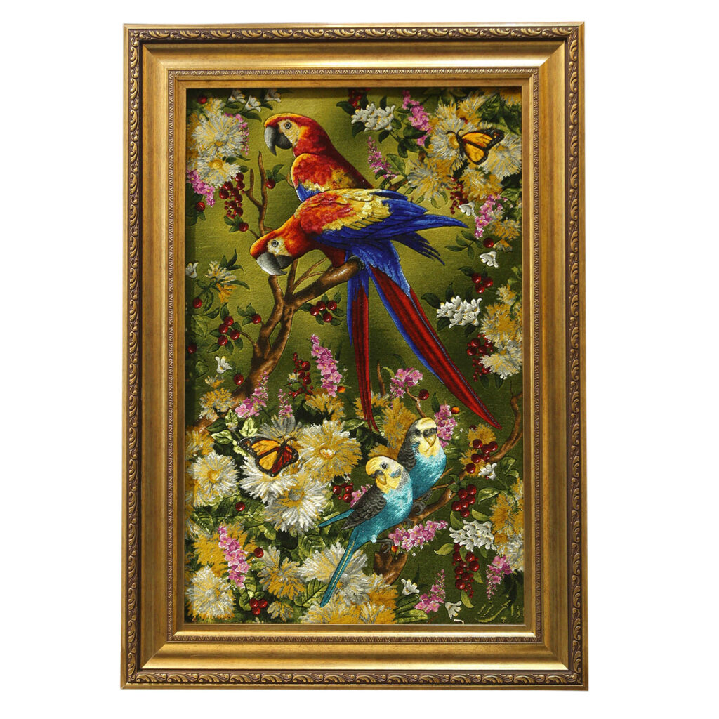 Tapis persan figuratif noué à la main de Tabriz représentant des perroquets