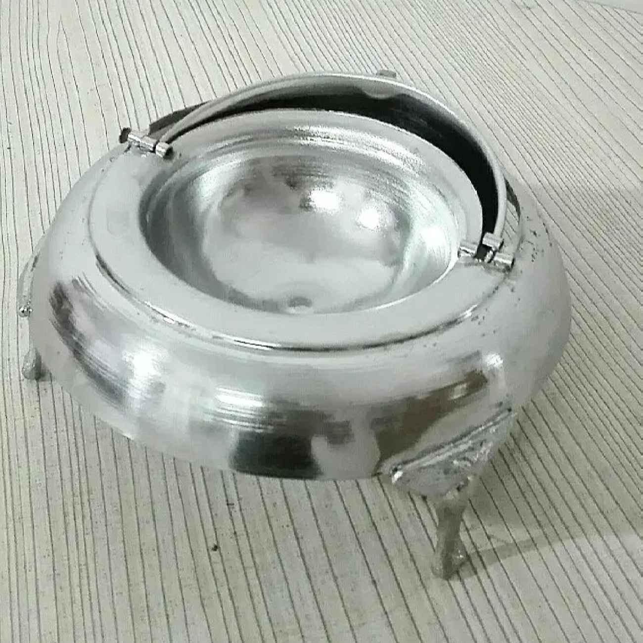 Serveur à caviar persan en laiton avec couvercle à rouleau et pied en argent