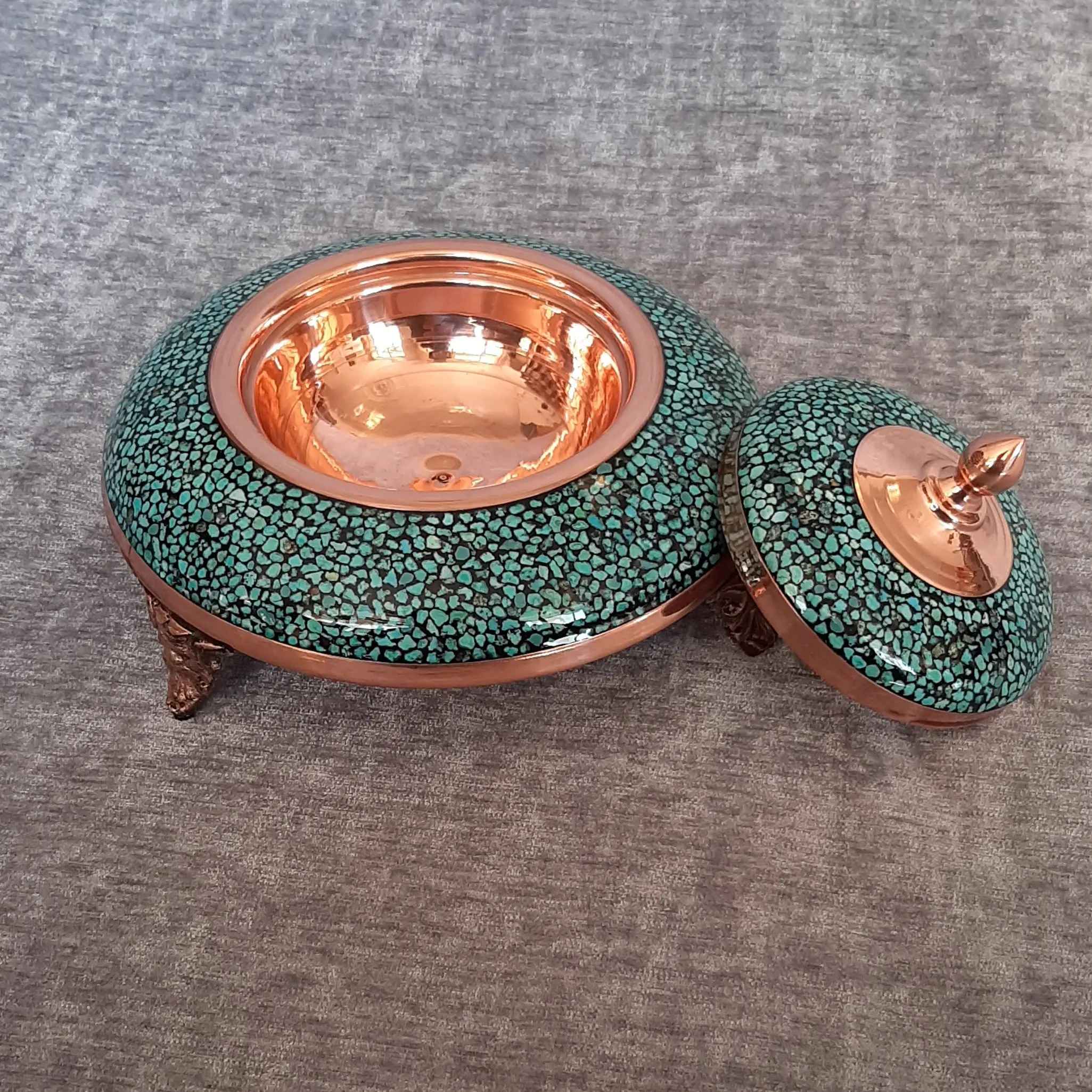 Serveur à caviar persan avec incrustation de turquoise et élégance sur pied