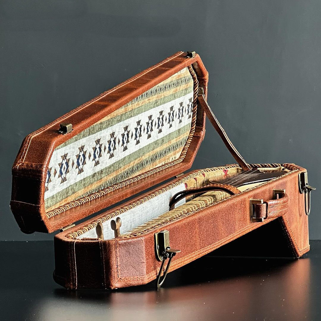 Étui Rigide Luxueux Fait Main en Bois de Sapin et Cuir pour Setar Persan