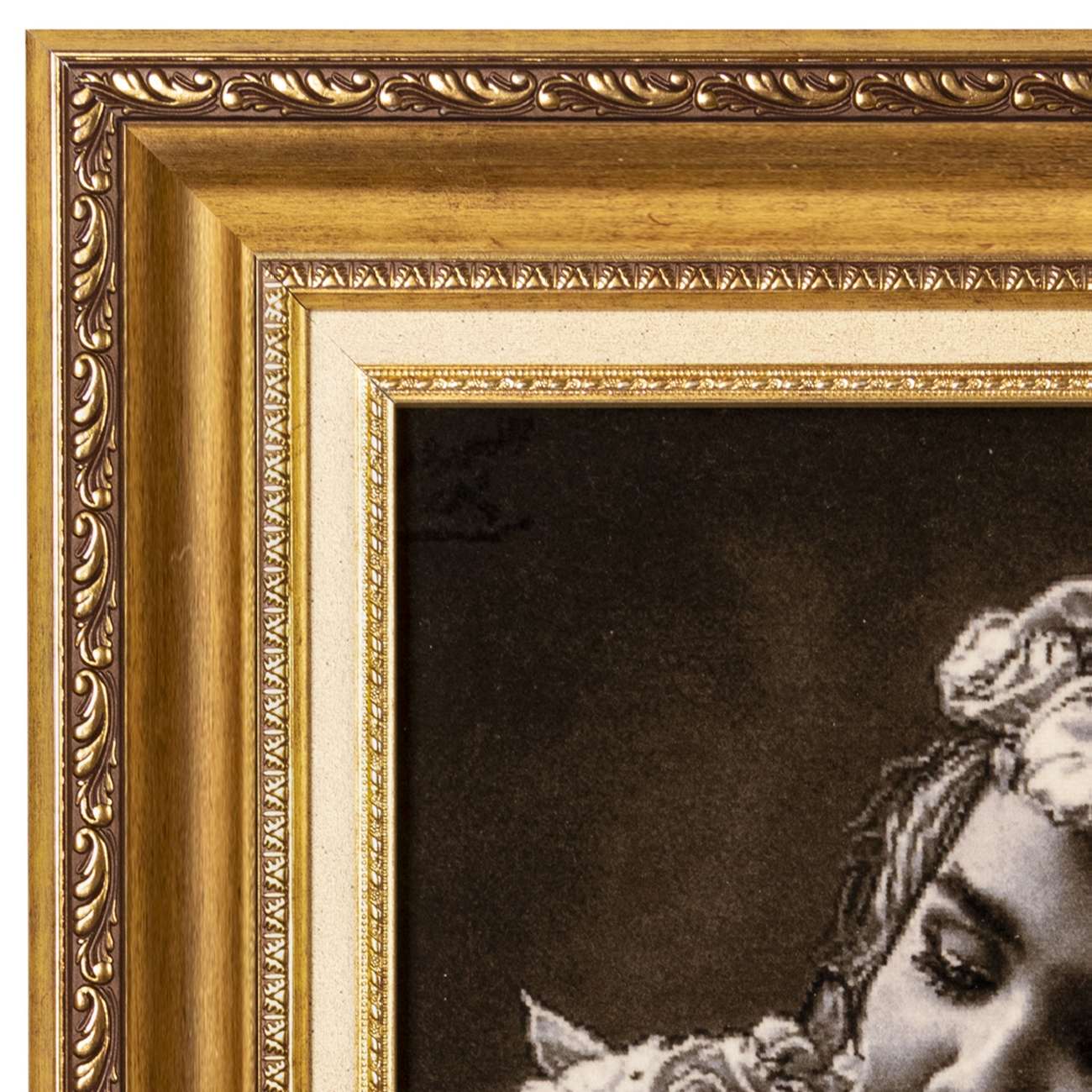 Tapis persan figuratif noué à la main de Tabriz représentant une fille et un chat