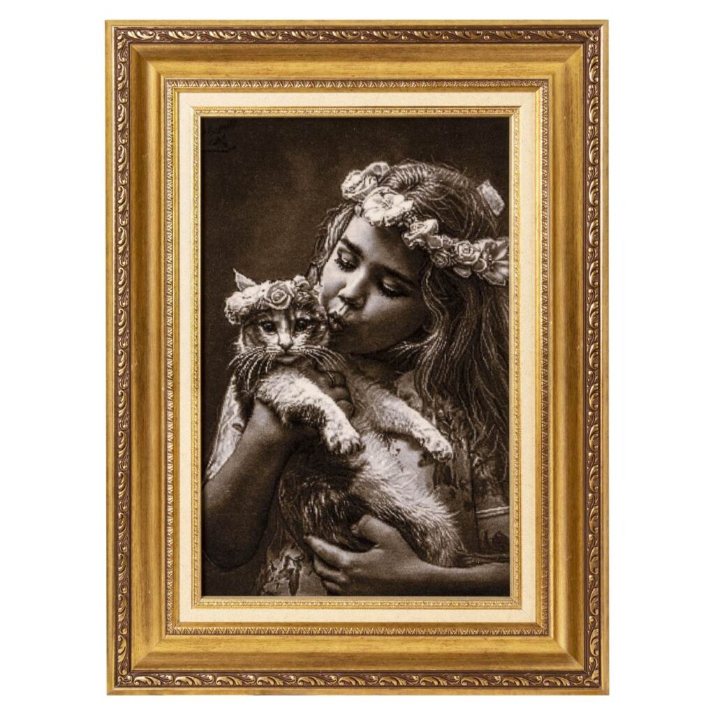Tapis persan figuratif noué à la main de Tabriz représentant une fille et un chat