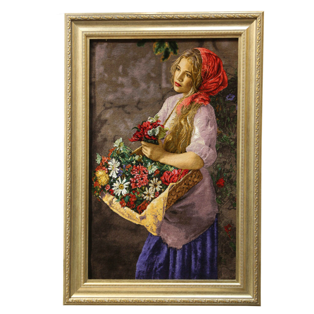 Tapis persan figuratif noué à la main de Tabriz représentant une fille avec des fleurs