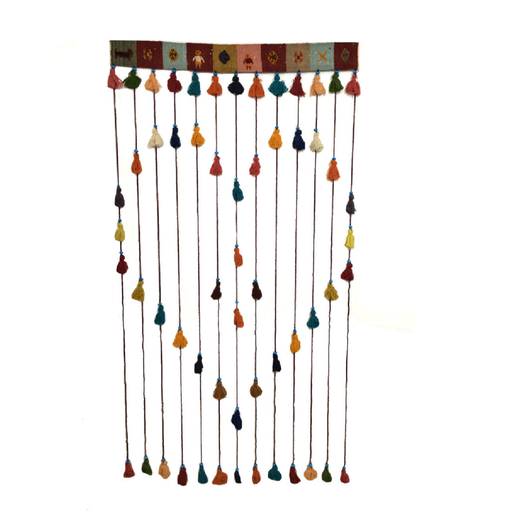 Tenture murale persane à pompons DIY – Motif kilim traditionnel