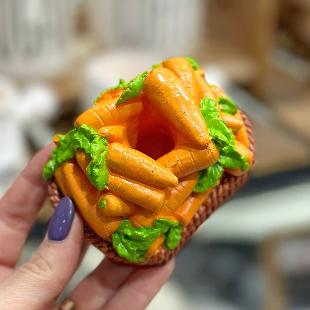 Porte-Cure-Dents en Bois avec Vieille Femme sur une Chaise