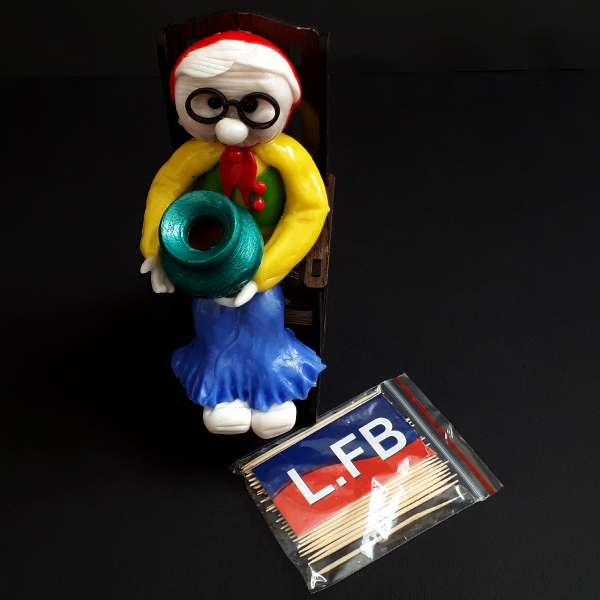 Porte-Cure-Dents en Bois avec Vieille Femme sur une Chaise