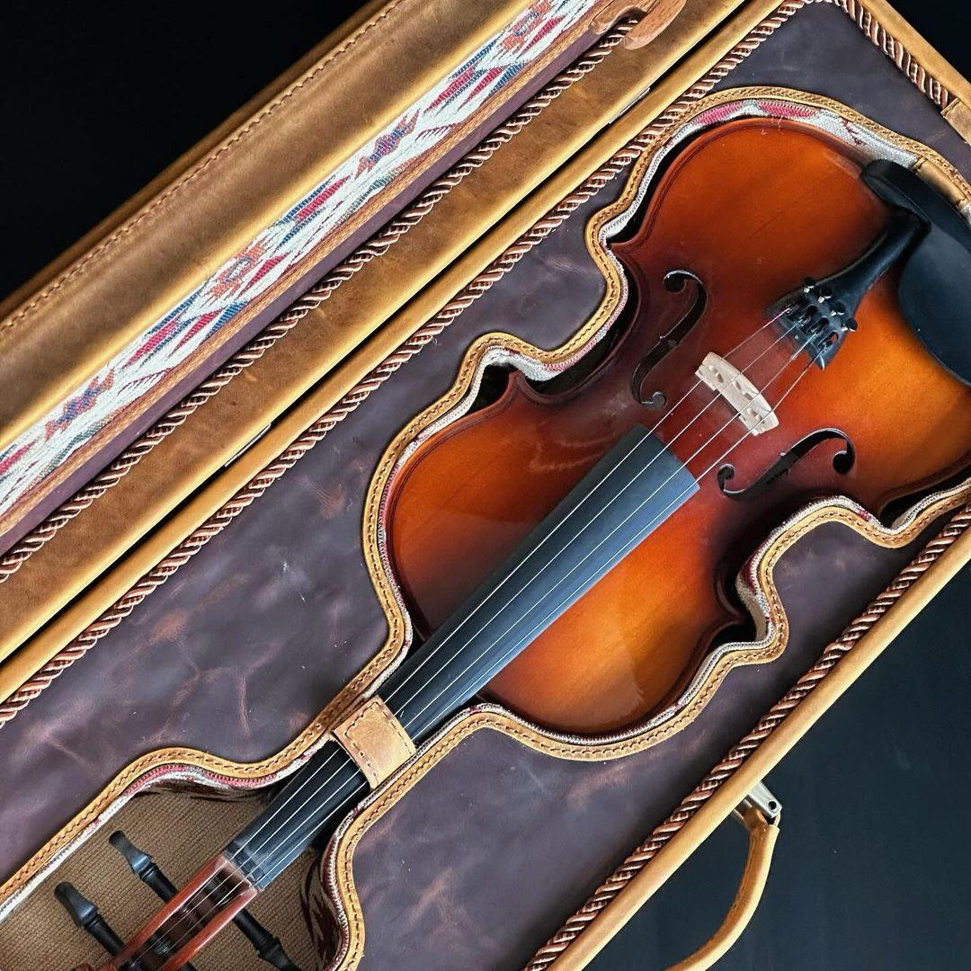 Étui Rigide pour Violon Fait Main en Bois de Sapin et Cuir Naturel