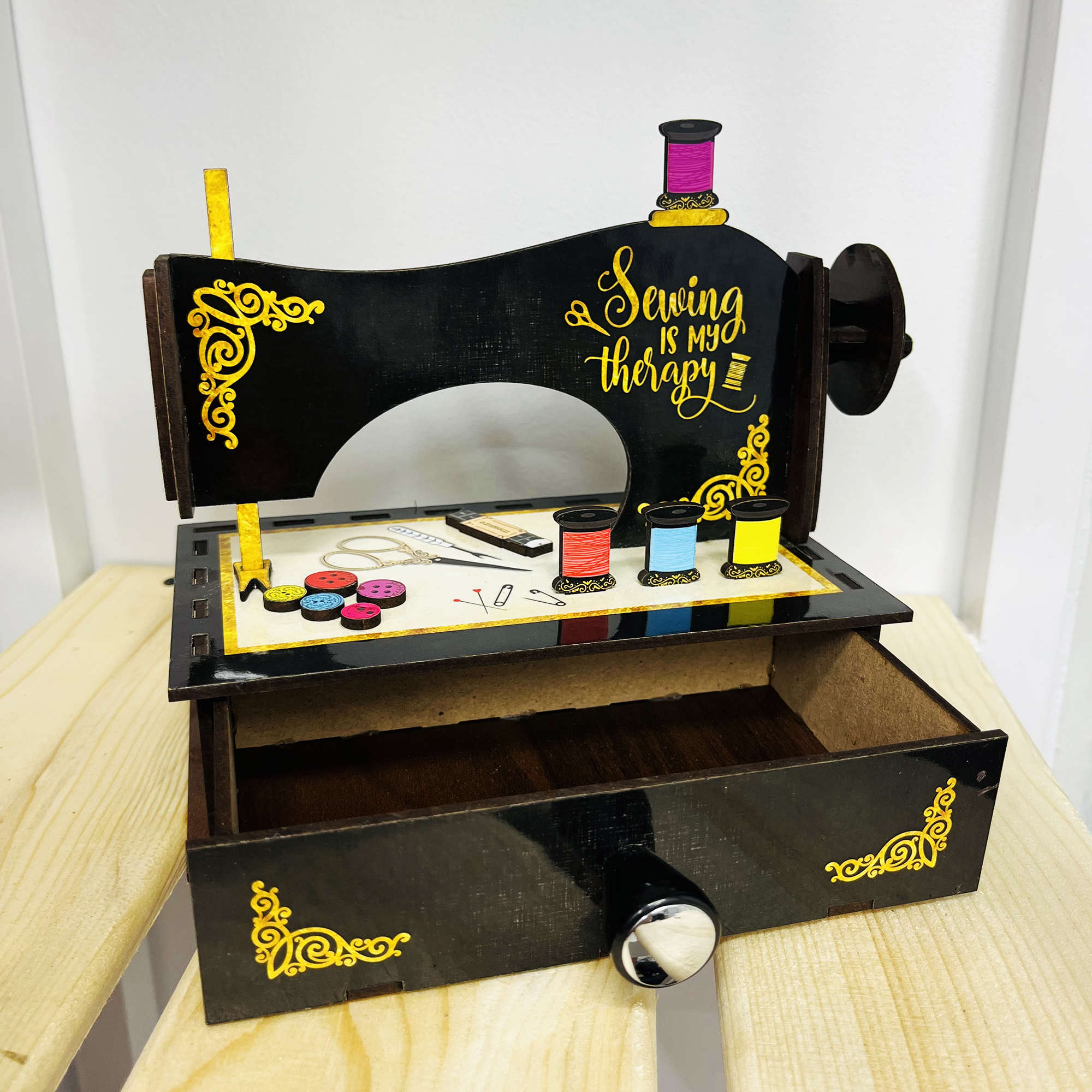 Boîte à couture en bois avec motif machine à coudre