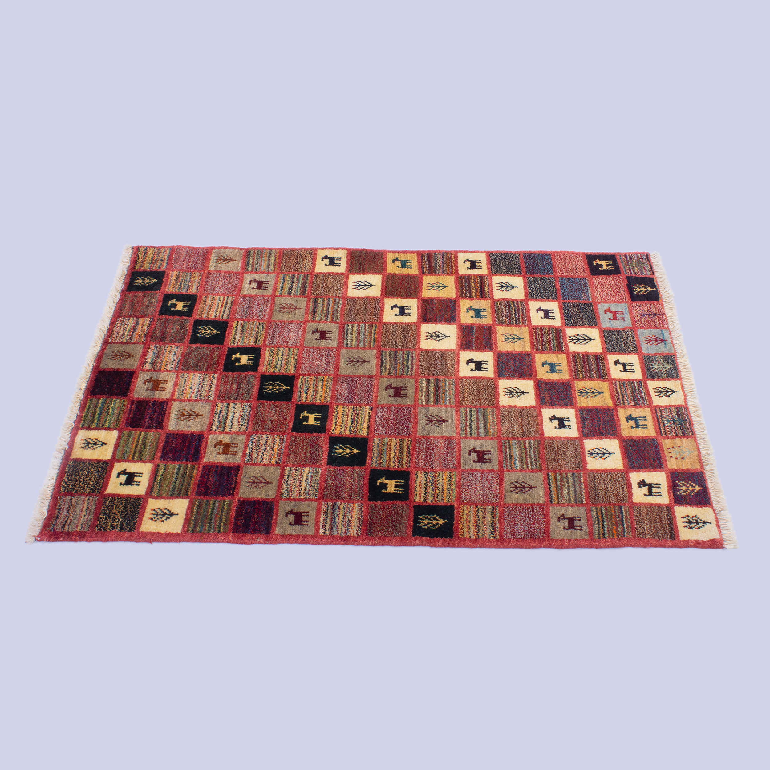 Tapis Gabbeh en laine persane véritablement tissé à la main avec motifs checkered animaliers