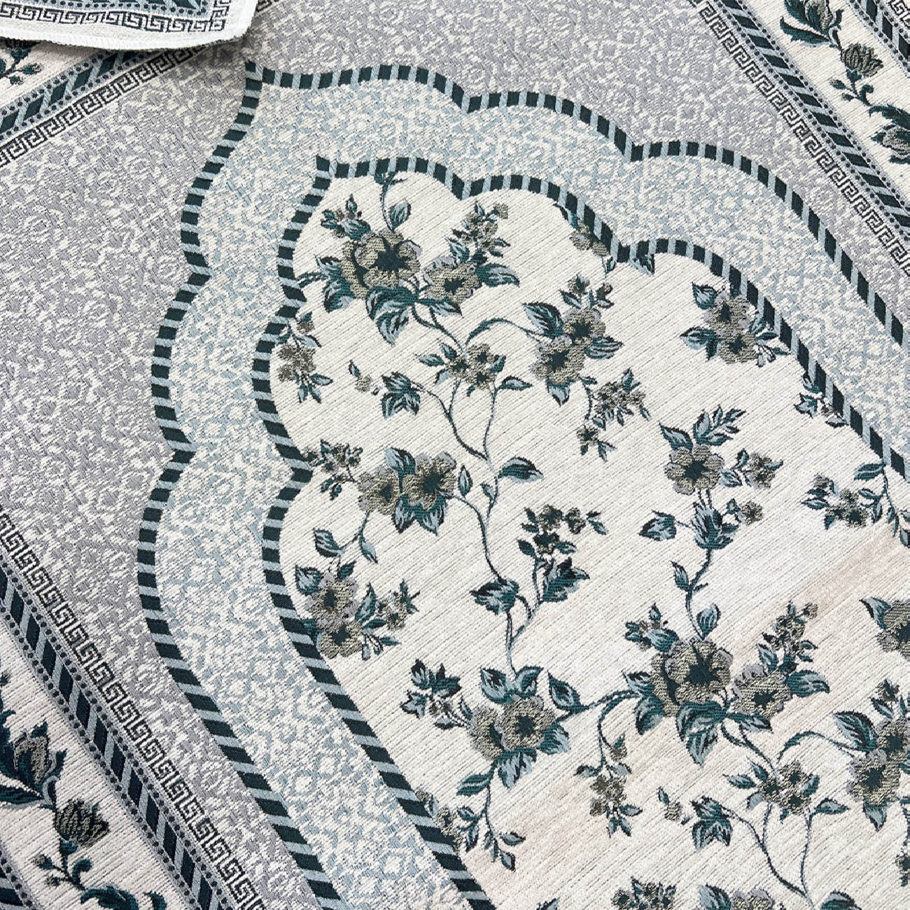 Tapis de Prière Islamique Rembourré en Velours avec Motif Floral Gris