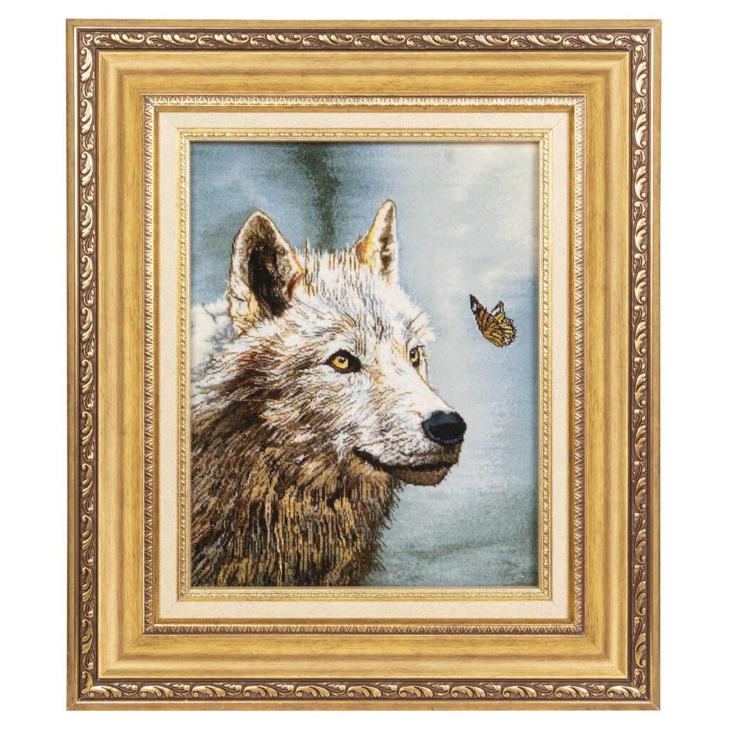 Tapis persan figuratif noué à la main de Tabriz représentant un loup et un papillon