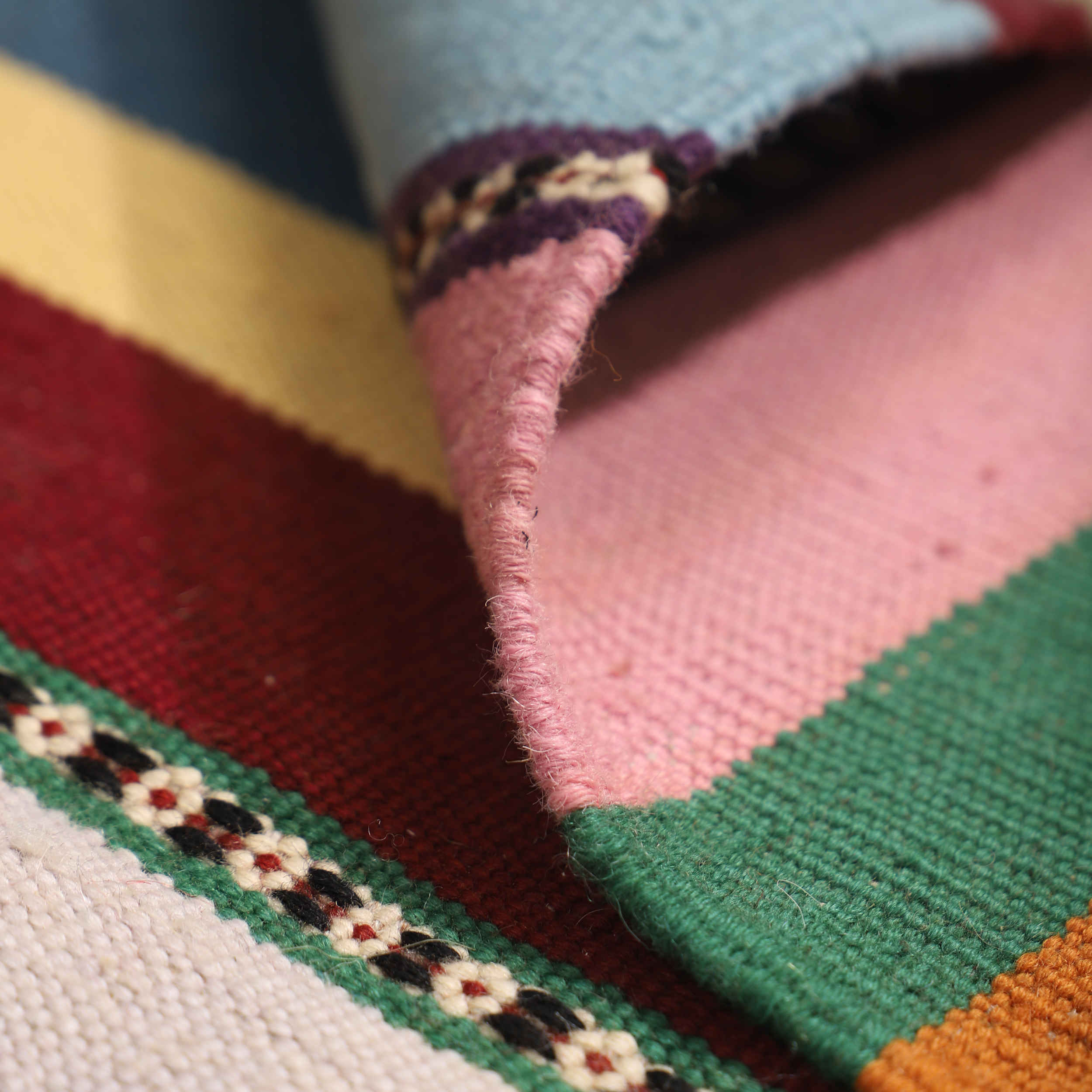 Tapis Kilim en laine persane véritablement tissé à la main rayé