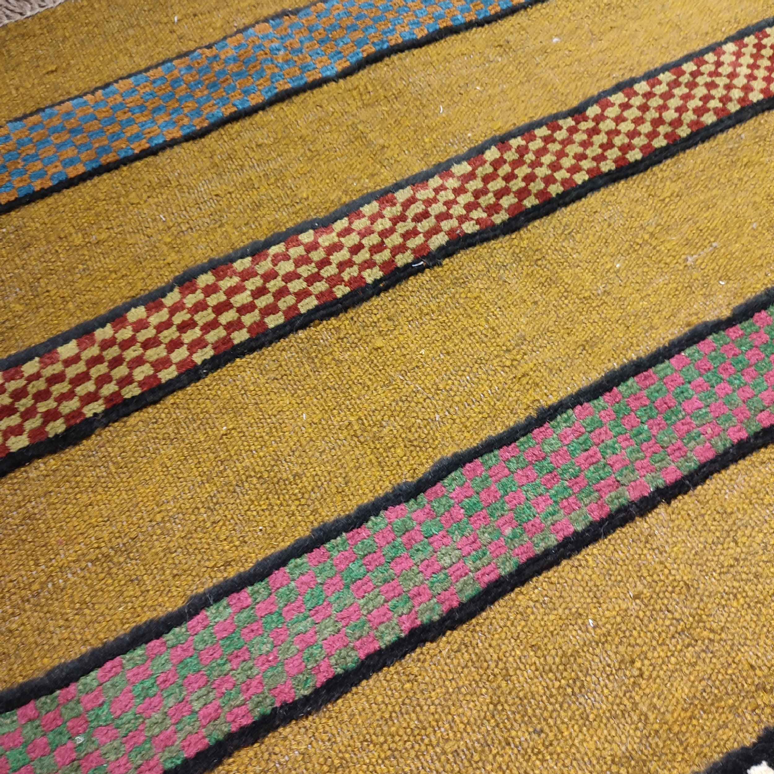 Tapis Kilim en laine persane véritablement tissé à la main en Fars rayé jaune