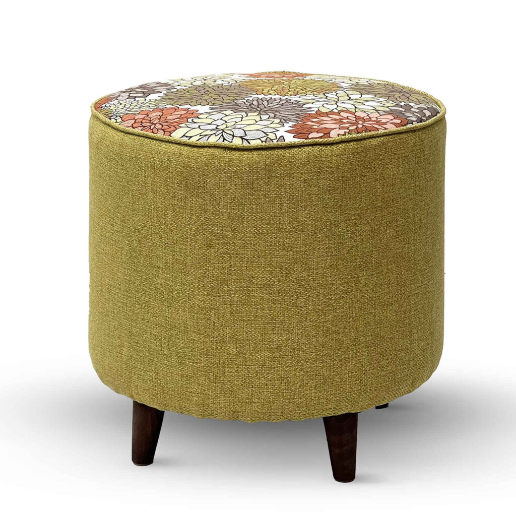 Pouf rond floral vert avec pieds en bois