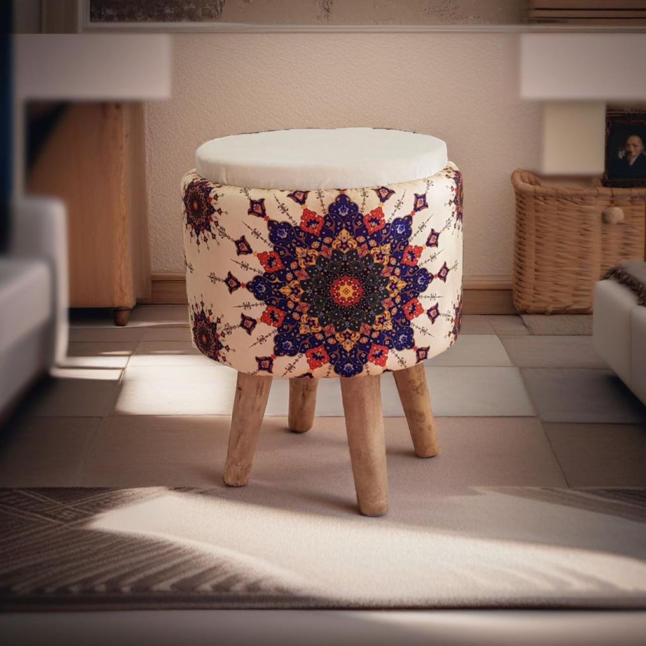 Pouf rond en velours avec pieds en bois et couleur crème pour chambre