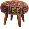 Pouf persan rouge traditionnel avec pieds en bois et tissu en velours floral