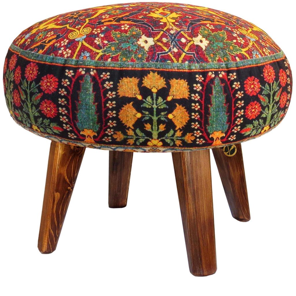Pouf persan rouge traditionnel avec pieds en bois et tissu en velours floral