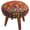 Pouf persan rouge traditionnel avec pieds en bois et tissu en velours floral